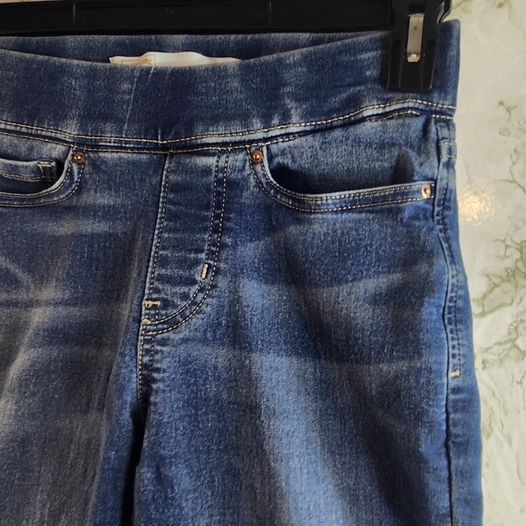 Levi's Totally Shaping Pull-On Skinny Jeans - Picture 4 of 15